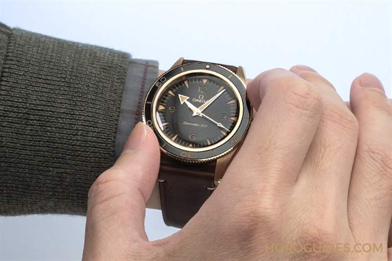 歐米茄第一只青銅表!Seamaster 300 Bronze Gold專利青銅金-復刻表
