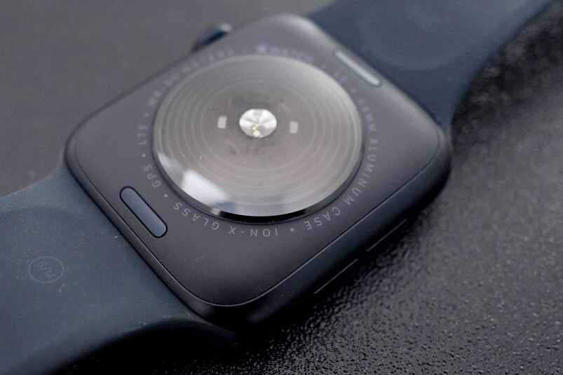 Apple Watch SE Apple Watch Series 8/SE開箱近賞細節及了解全新功能!Series 8 vs SE買邊只好?-復刻表