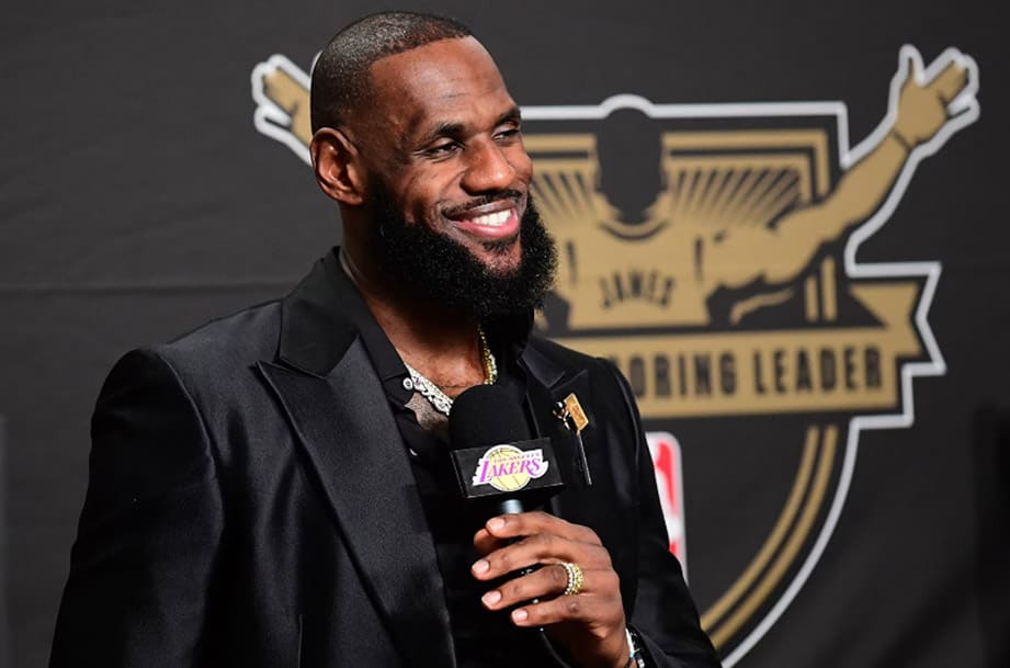 「詹皇」James躍居NBA歷史得分王 賽后訪問(wèn)最愛(ài)的陶瓷表相伴-復(fù)刻表