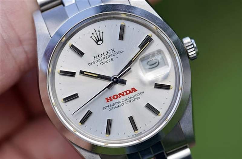 古董表選物店Wind Vintage最近上架一款勞力士Oyster Perpetual Date 15000,面盤印有本田車廠標(biāo)志非常少見。 (Source:Wind Vintage) ROLEX|近日一只勞力士古董OP手表貴同款逾5倍高價(jià)皆因這Logo!-復(fù)刻表