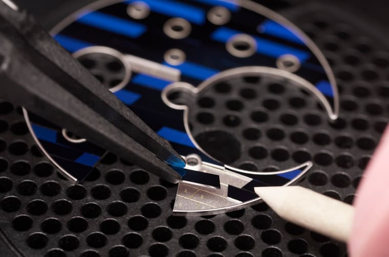 雅典表Blast陀飛輪面盤融入矽質(zhì)細工鑲嵌連表背也都用矽片裝飾-復(fù)刻表