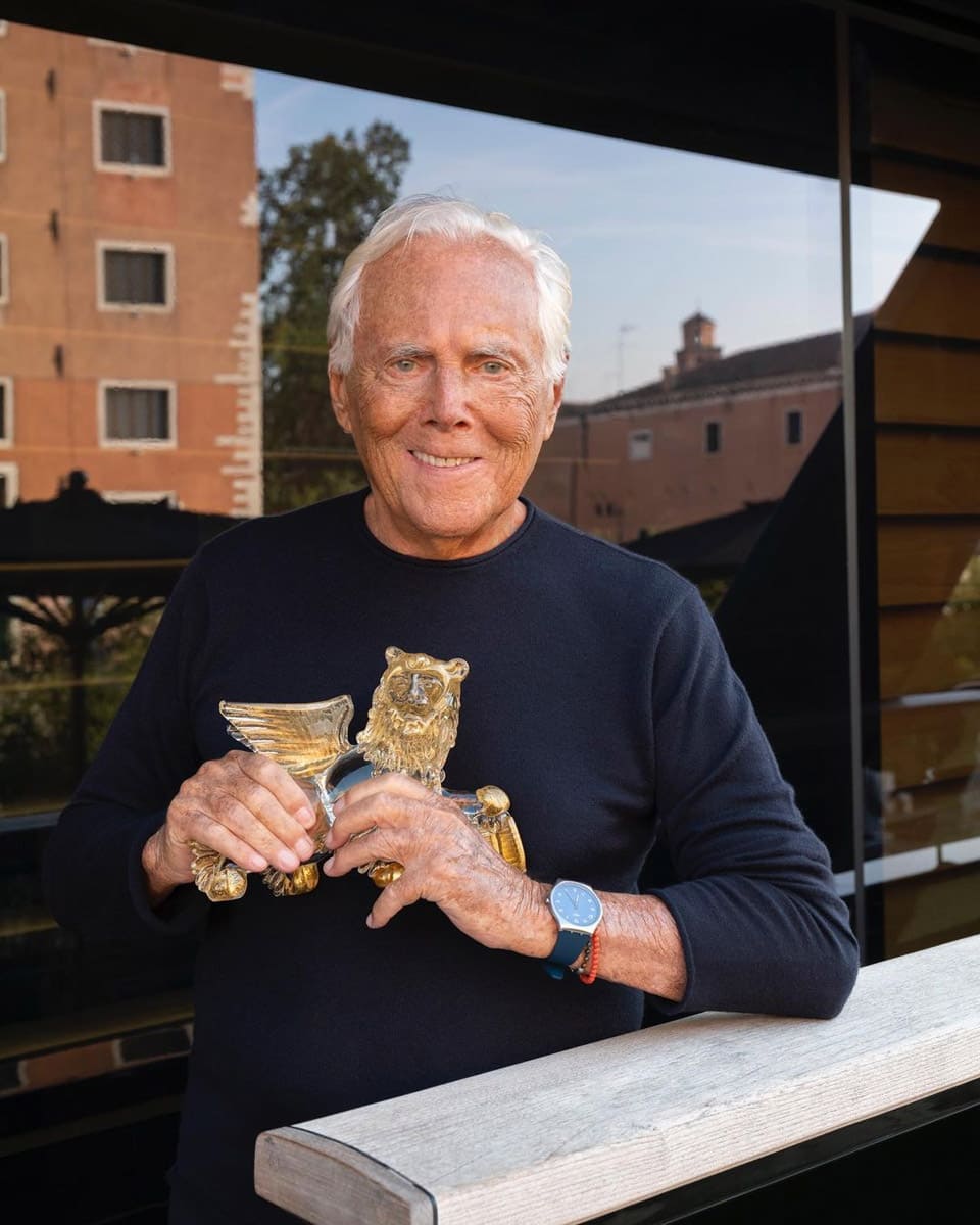 時(shí)尚大師Armani亞曼尼獲頒金獅獎(jiǎng)帶了一支簡(jiǎn)潔俐落價(jià)格不貴的表-復(fù)刻表