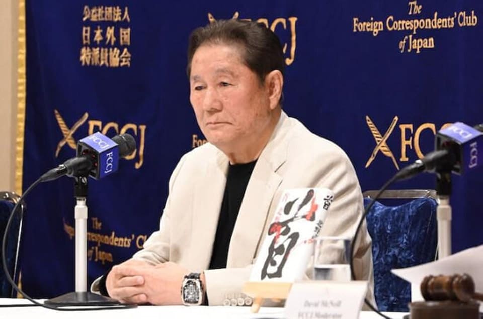 金馬獎(jiǎng)?lì)C獎(jiǎng)嘉賓名導(dǎo)北野武宣傳新片《首》 手上千萬大表超吸睛-復(fù)刻表